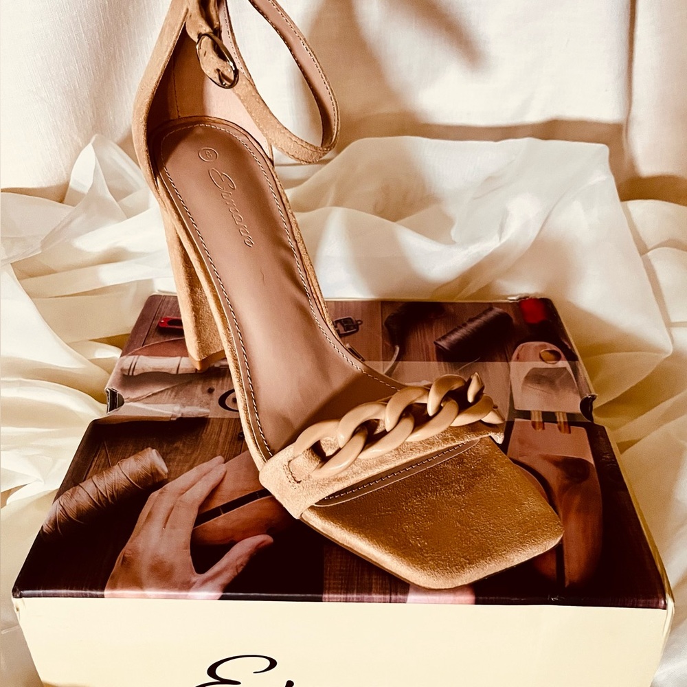 Ermonn NWT Nude Suede Chunky Heel Sandals - Size 9